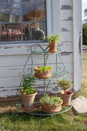 GREEN METAL PLANT STAND