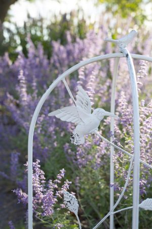 WHITE METAL GARDEN TRELLIS HUMMINGBIRDS