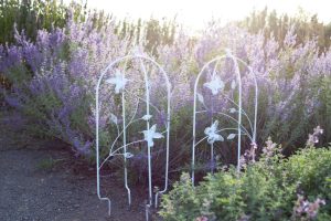 WHITE METAL GARDEN TRELLIS HUMMINGBIRDS