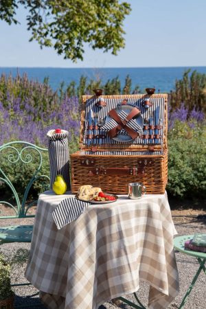 WILLOW 4 PERSON PICNIC BASKET WITH REMOVEABLE COOLER BAG