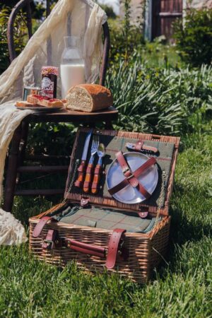 2 PERSON WILLOW PICNIC BASKET WITH FIXED COOLE BAG