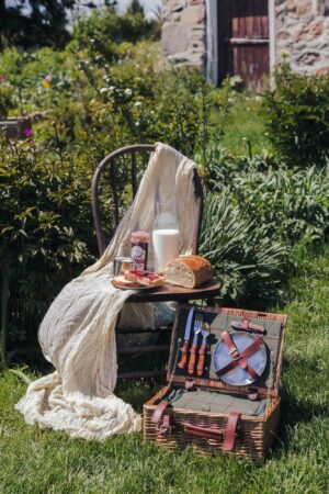 2 PERSON WILLOW PICNIC BASKET WITH FIXED COOLE BAG