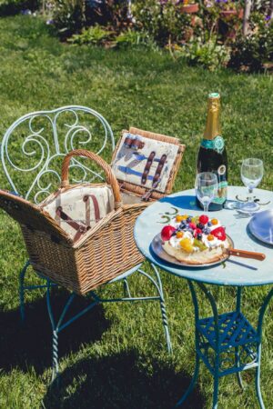 2 PERSON PICNIC BASKET FLORAL INTERIOR PRINT