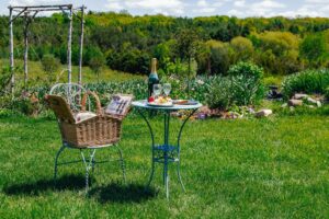 2 PERSON PICNIC BASKET FLORAL INTERIOR PRINT