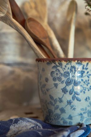 POT WITH BLUE FLORAL PATTERN