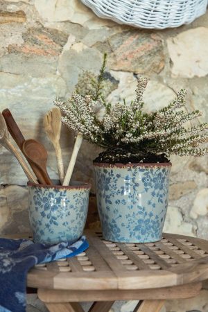 POT WITH BLUE FLORAL PATTERN