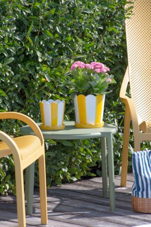 LARGE WHITE AND YELLOW STRIPED POT WITH SCALLOPED SAUCER