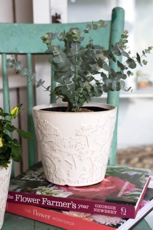 WHITE FLOWER EMBOSS POT SMALL