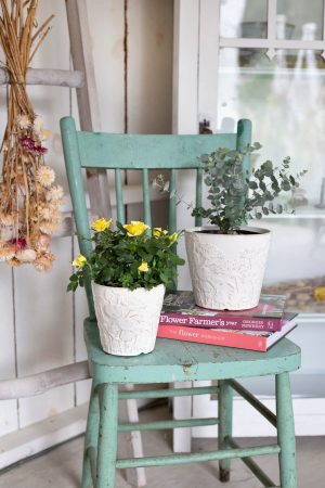 WHITE FLOWER EMBOSS POT SMALL