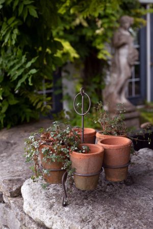 WIRE STAND WITH 6 REDSTONE POTS